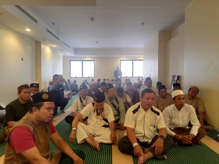 Jamaah Sholat Dzuhur dan Koordinasi jelang Tarwiyah